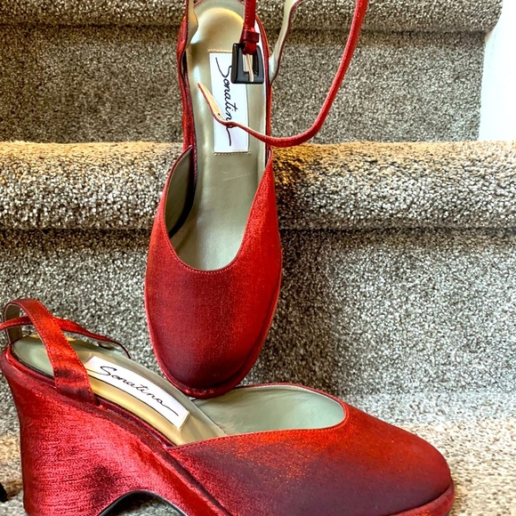 sonatina Shoes - Shiny Red unique curved platform Sonatina shoes